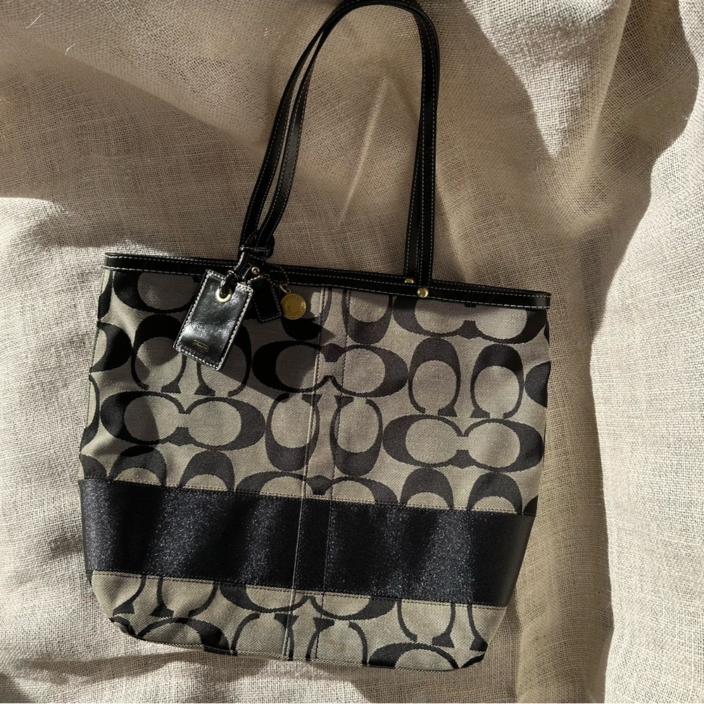 ── SOLD ──
Coach Signature Canvas Tote Bag